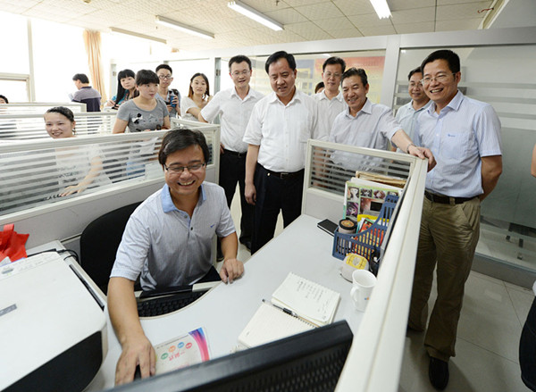 省委常委、常務(wù)副省長陳肇雄一行到訪高新區(qū)大學(xué)生創(chuàng)業(yè)園.jpg